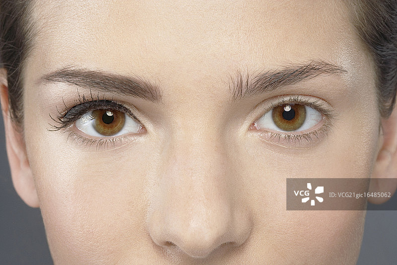 化了一只眼睛妆的女人图片素材