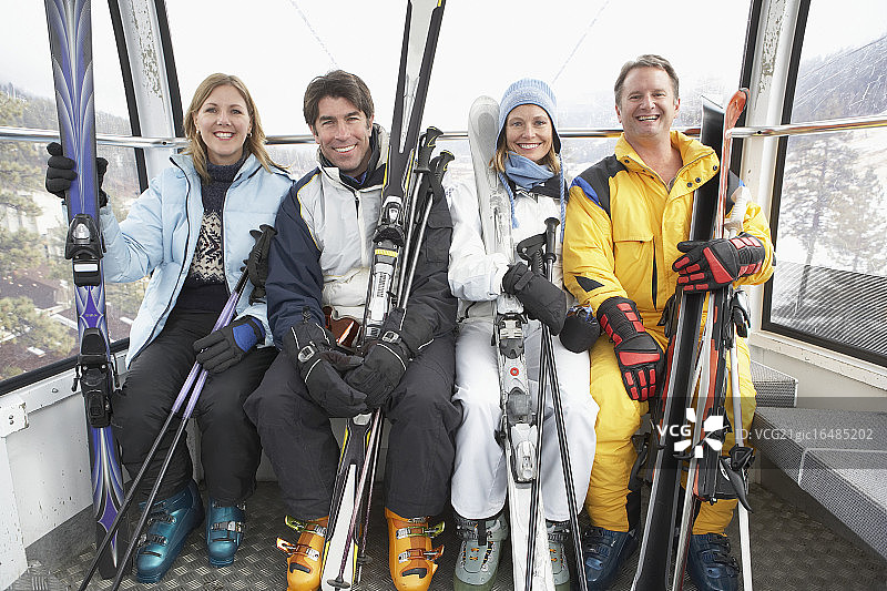 快乐的朋友在缆车里图片素材