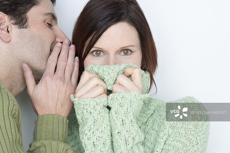 男人在女人耳边低语图片素材