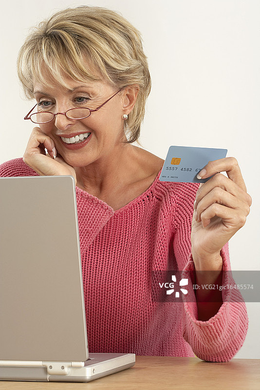 女人在网上购物图片素材