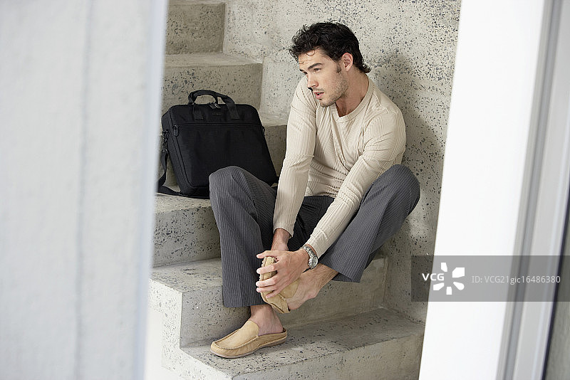 穿鞋的时尚男人图片素材