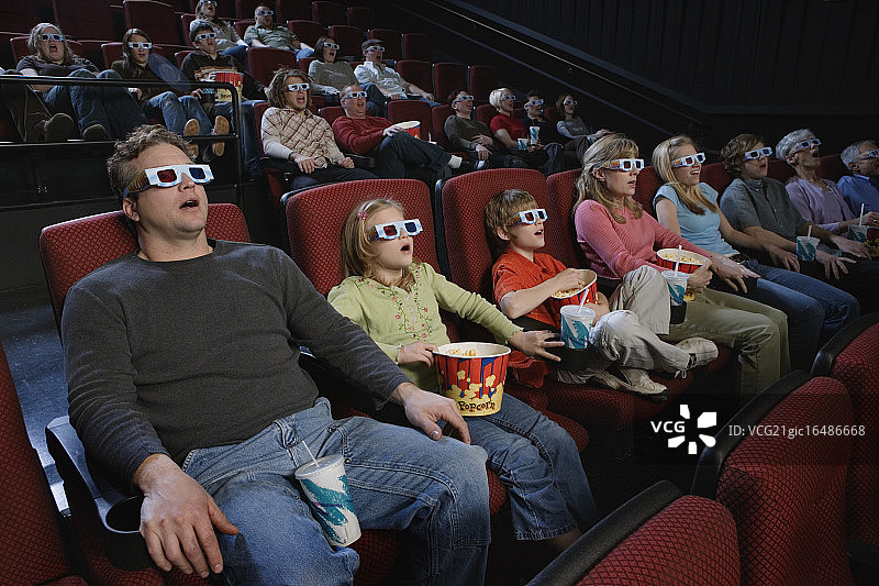 在剧院观看3D电影的人们图片素材
