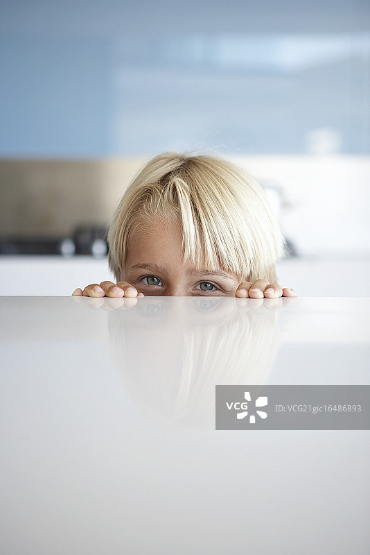 男孩在柜台后偷看图片素材