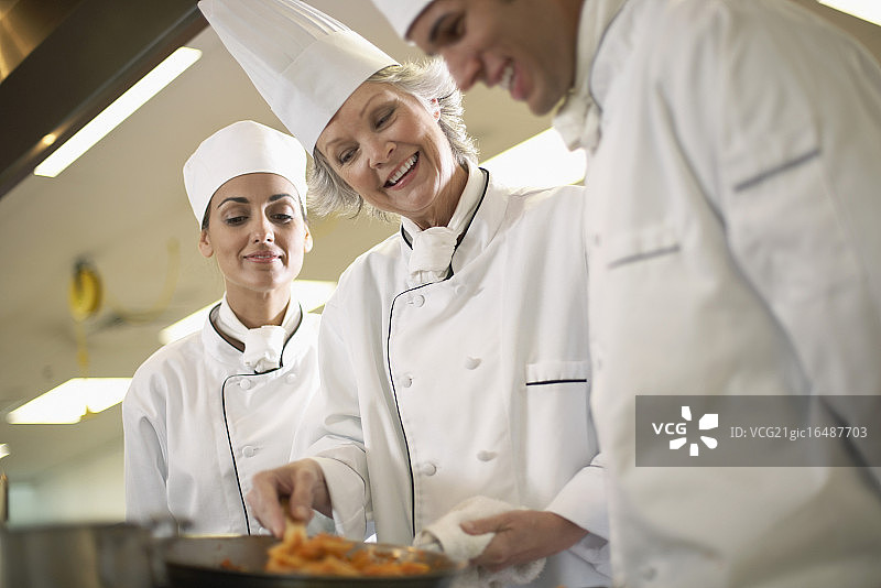 厨师们在厨房一起工作图片素材