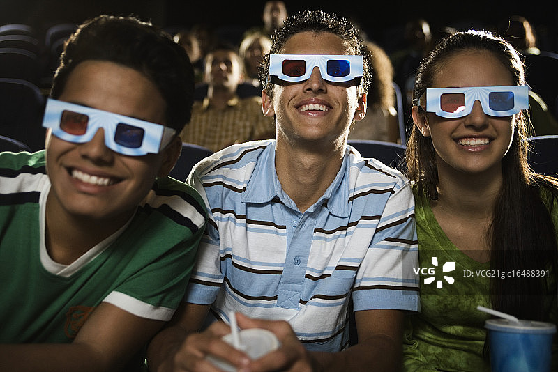 在电影院的朋友们图片素材