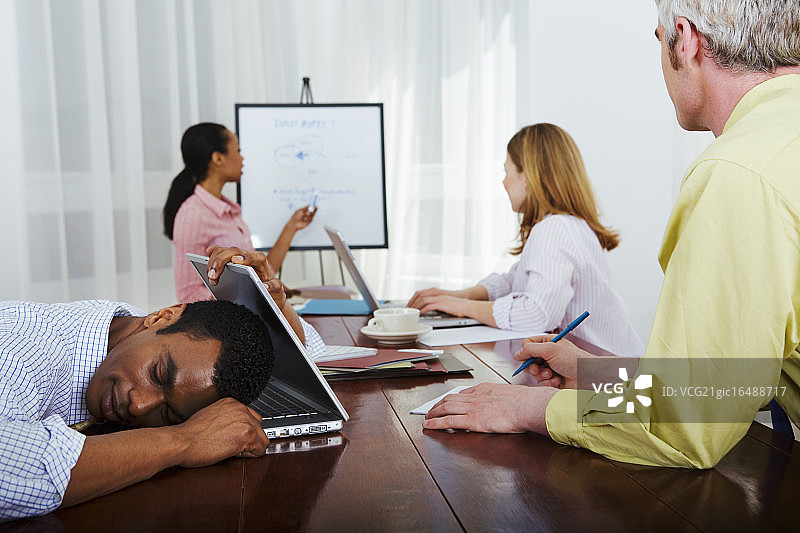 在会议中睡觉的商人图片素材