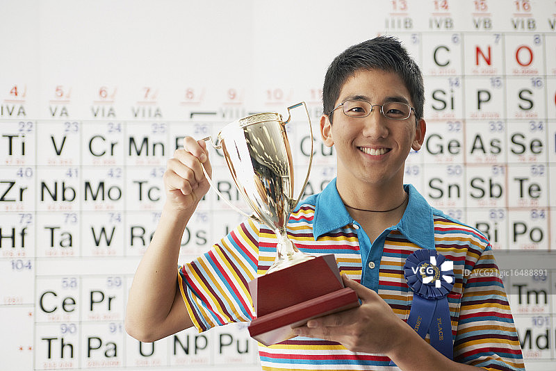 获得第一名奖和奖杯的学生图片素材
