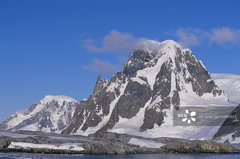 从海面升起的群山图片素材