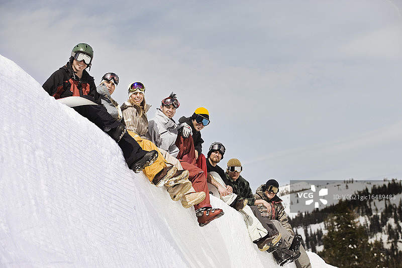 朋友们在U型池顶端观看图片素材