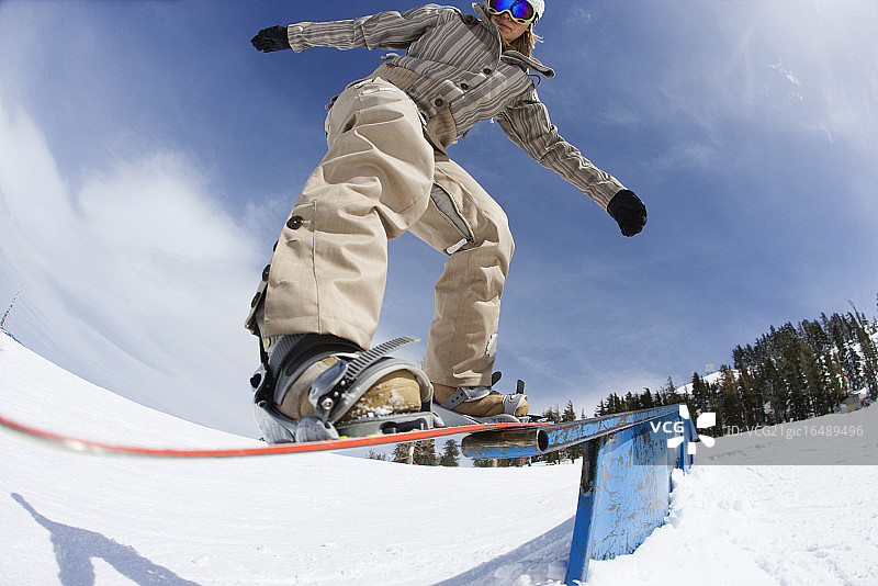 在栏杆上滑雪的滑雪者图片素材