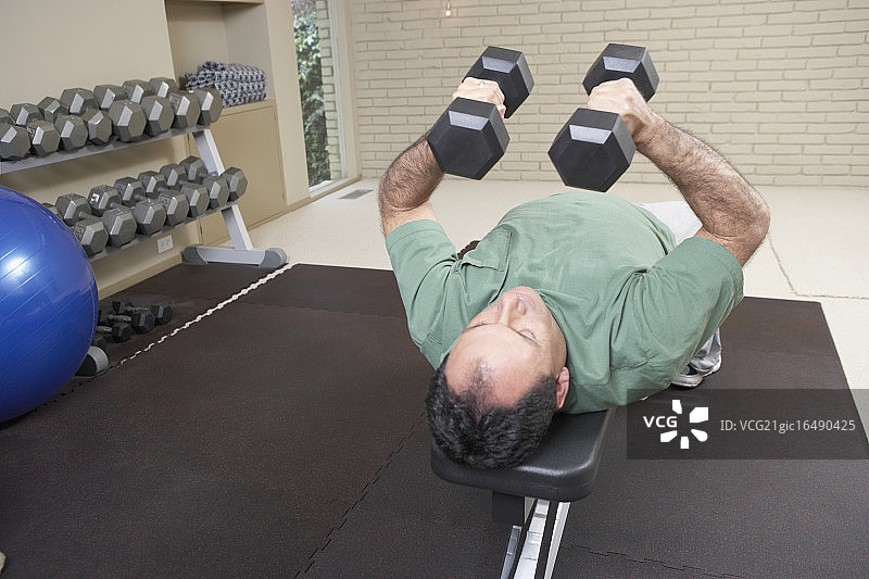 男人举哑铃图片素材