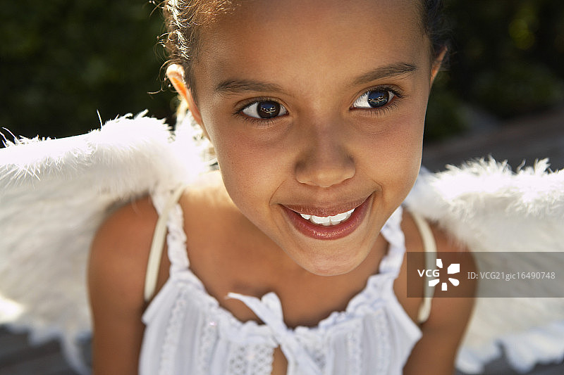 女孩戴着天使翅膀图片素材