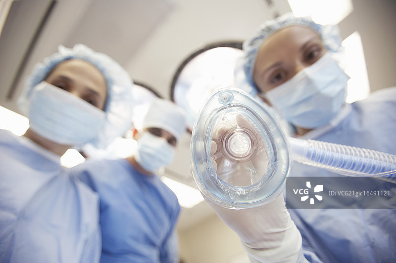 外科医生进行手术图片素材