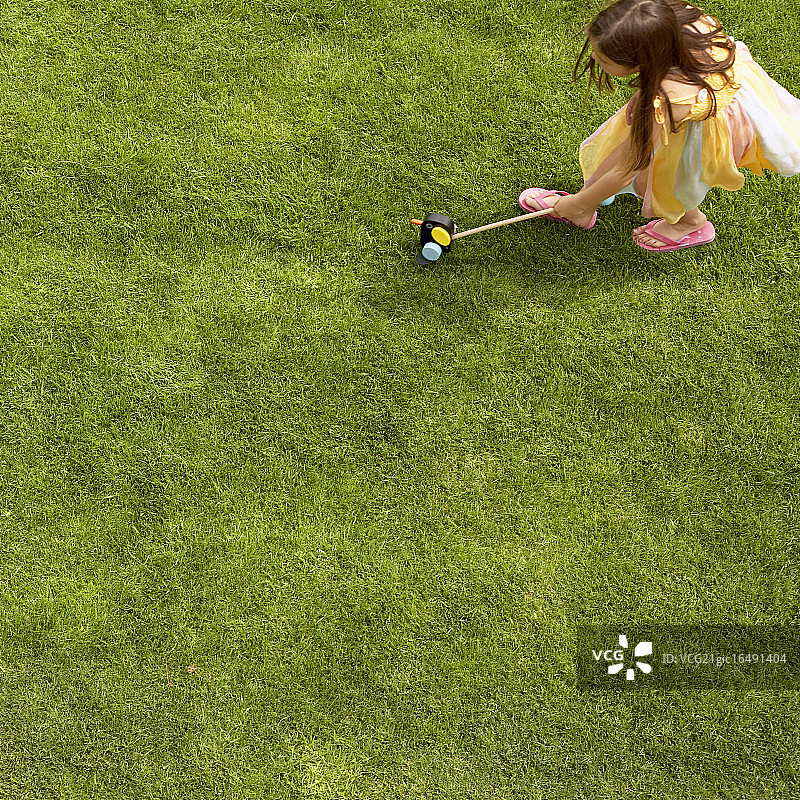 在花园里玩测量轮的女孩图片素材