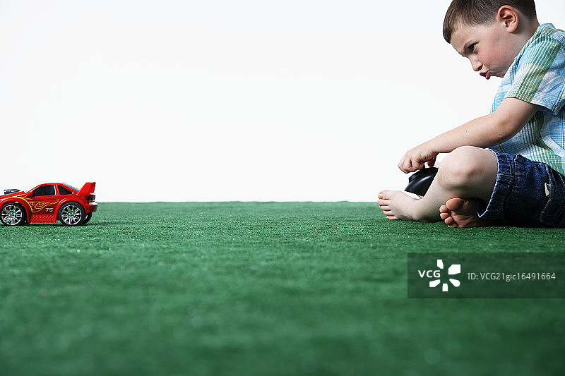 玩遥控汽车的男孩图片素材