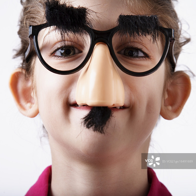戴着格劳乔眼镜的女孩图片素材