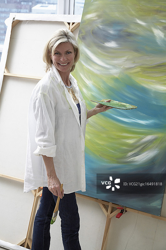 女人绘画中图片素材