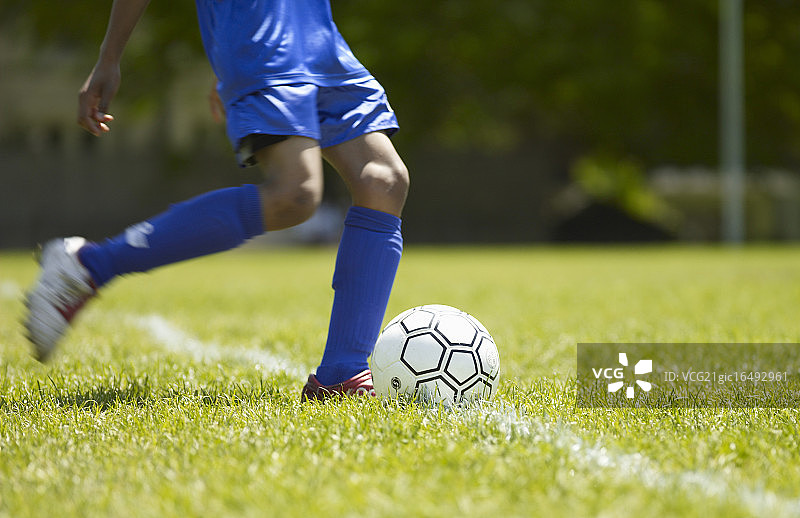足球运动员踢球图片素材