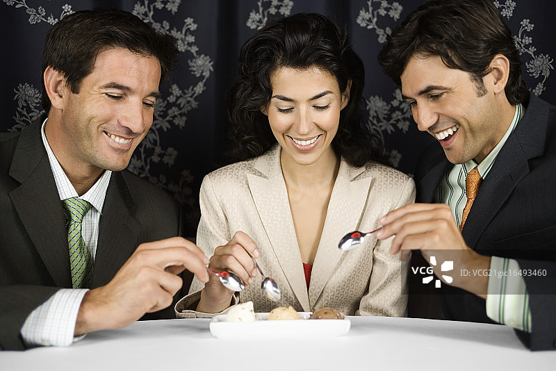 商人们在吃冰淇淋图片素材