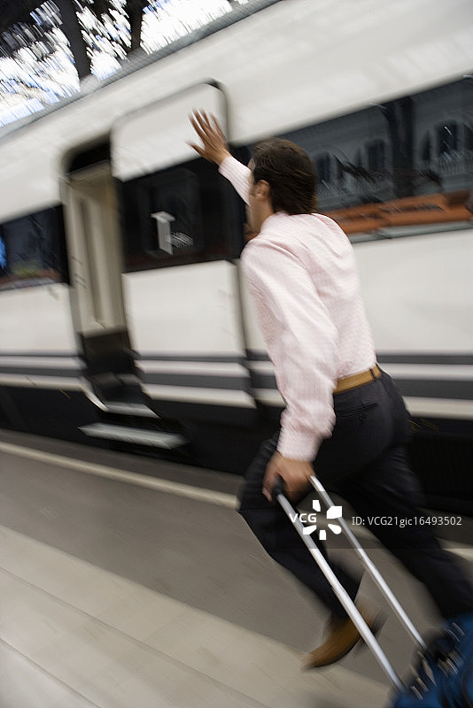 追赶火车的商人图片素材