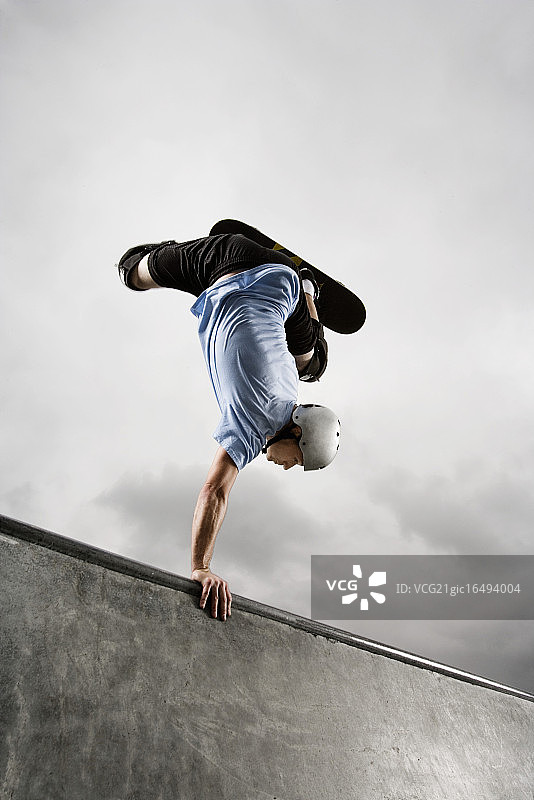 滑板运动员表演技巧图片素材