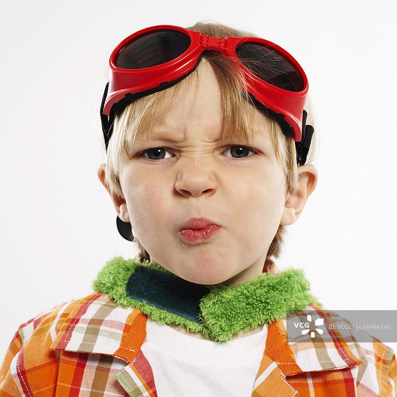 男孩做鬼脸图片素材