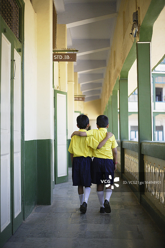 两个男孩走在走廊上图片素材