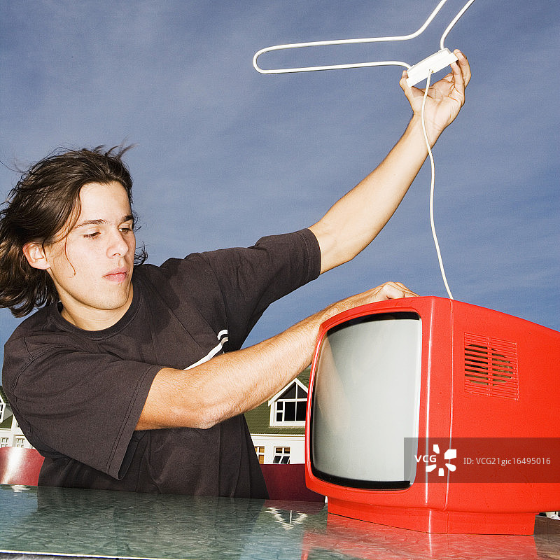 男人调整电视天线图片素材