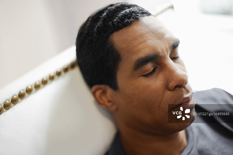 男人小睡图片素材