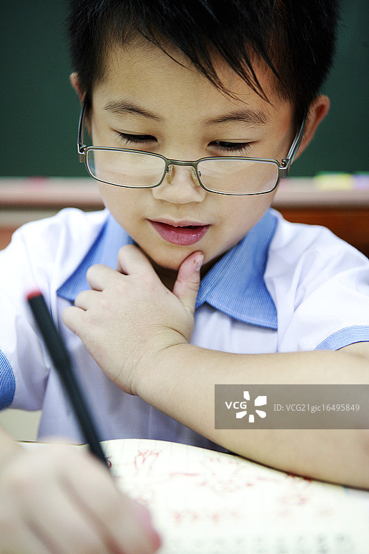 小学生在课堂上学习图片素材