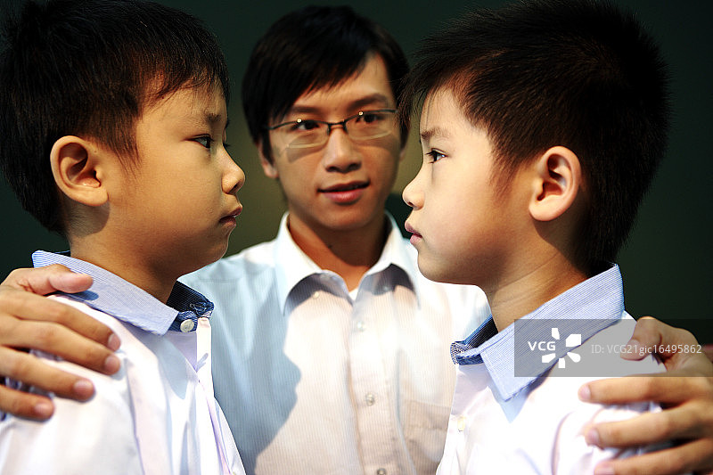 老师和两个小学生图片素材