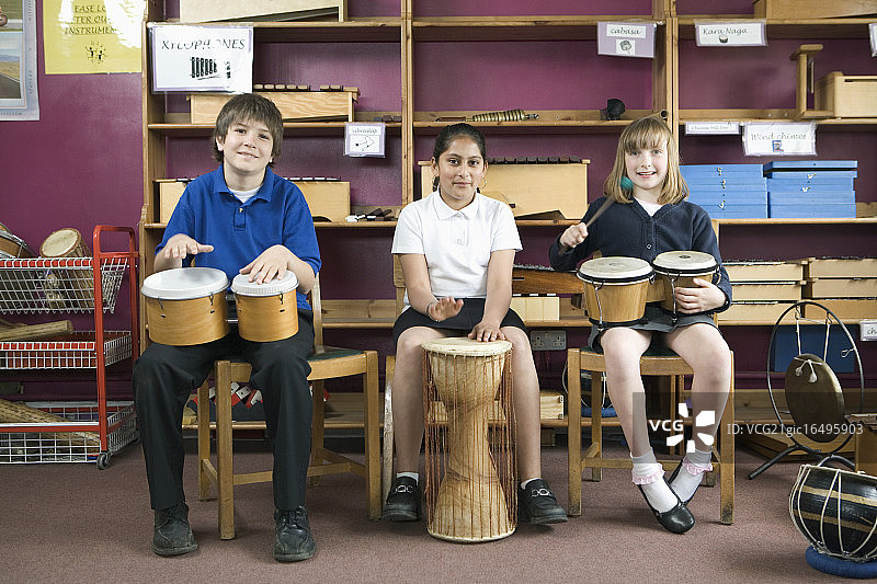 中学生演奏邦戈鼓图片素材