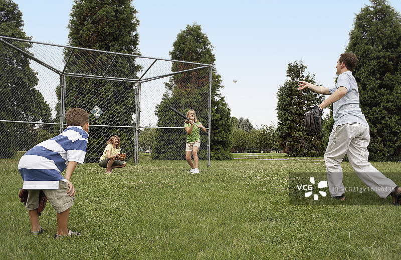在公园里玩垒球的家庭图片素材