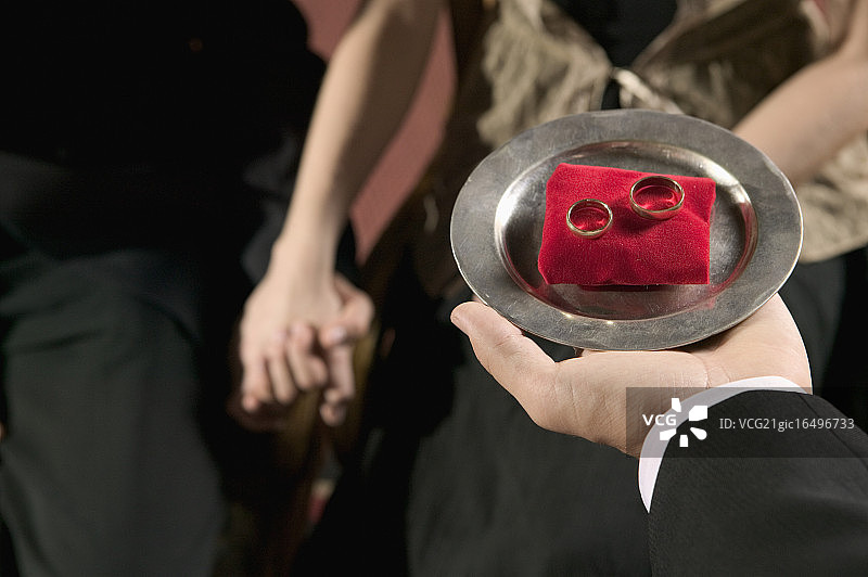 在婚礼上拿着戒指的牧师图片素材