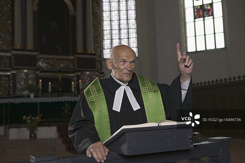 教堂里的神父图片素材