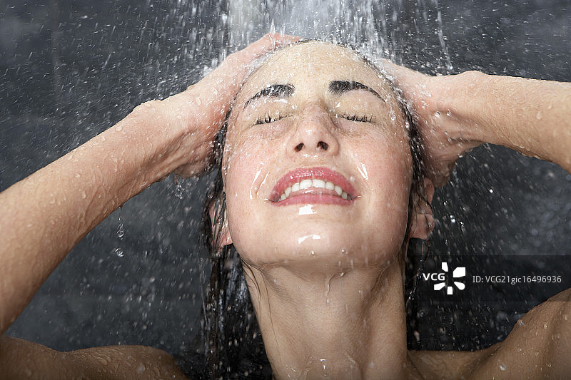 女人淋浴图片素材