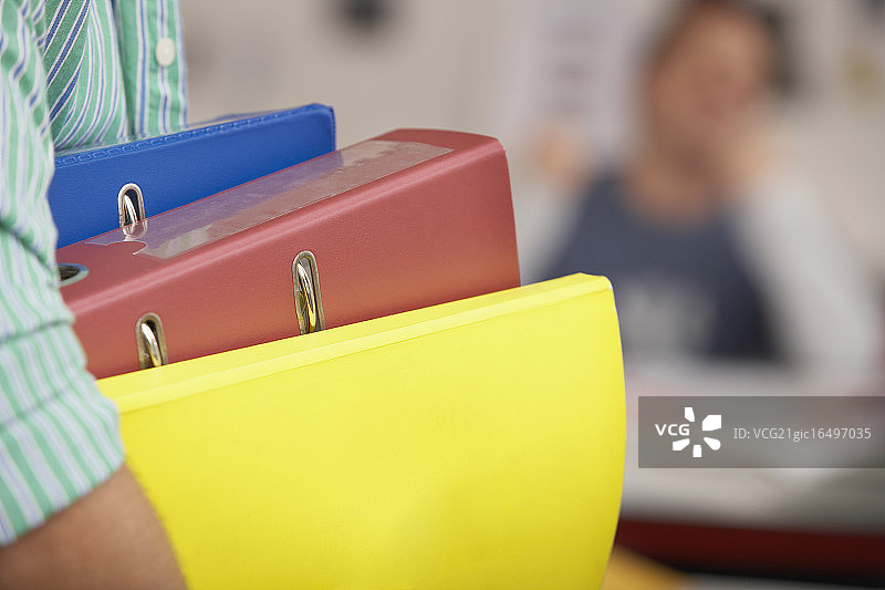 拿着文件夹的男人图片素材