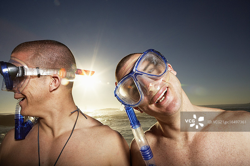 两个男人在海滩图片素材