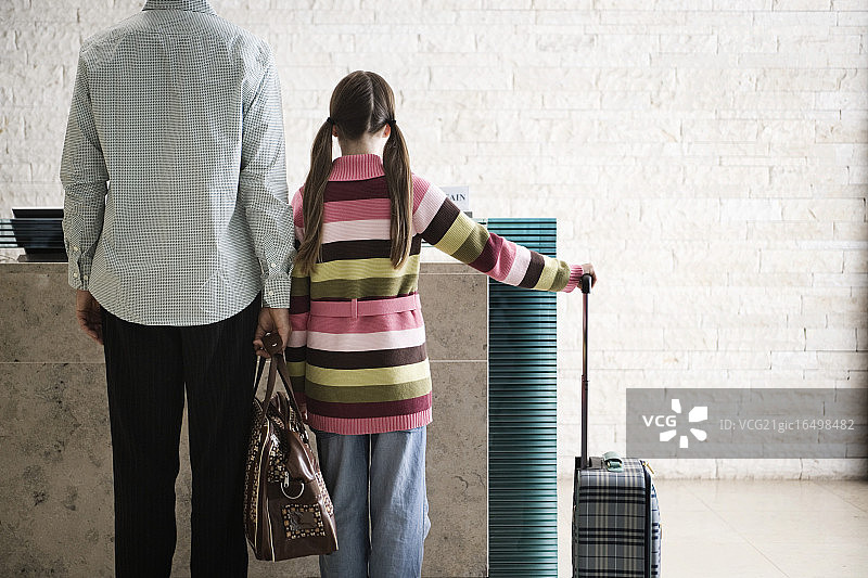 父女在机场办理登机手续图片素材