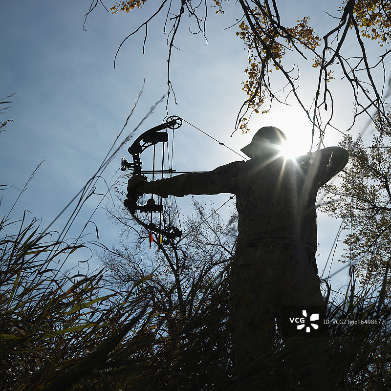 弓箭猎人瞄准复合弓图片素材