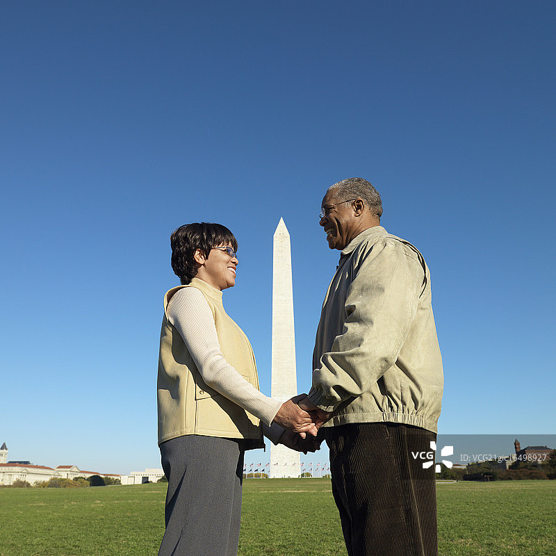 中年夫妇在华盛顿纪念碑前图片素材