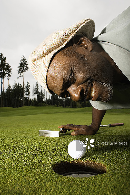 高尔夫球手瞄准推杆图片素材
