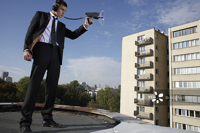 对准音频监控设备的商人图片素材