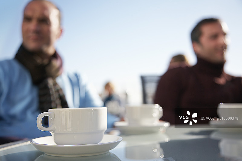 人行道咖啡馆里的男人们图片素材