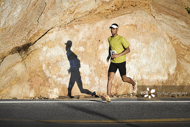 运动员参加铁人三项跑步图片素材