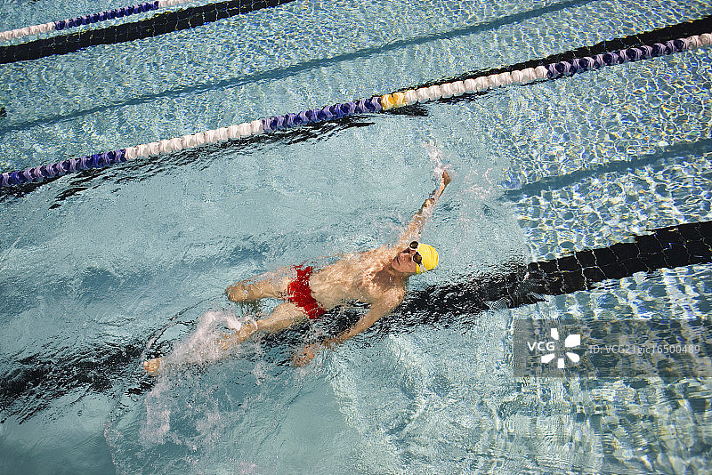年长的男人在游泳池游泳图片素材