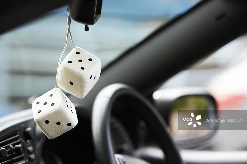 后视镜上悬挂的毛茸茸骰子图片素材