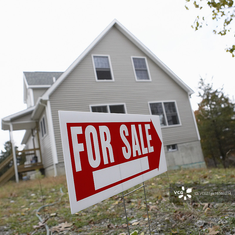 房屋外的出售标志图片素材