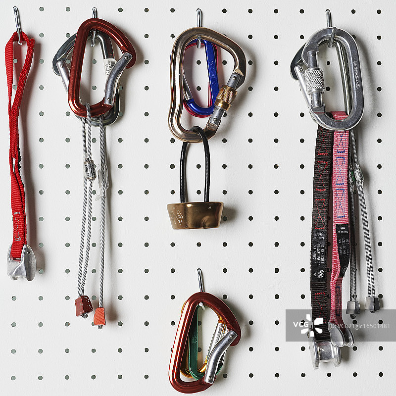 挂在墙上的登山扣图片素材