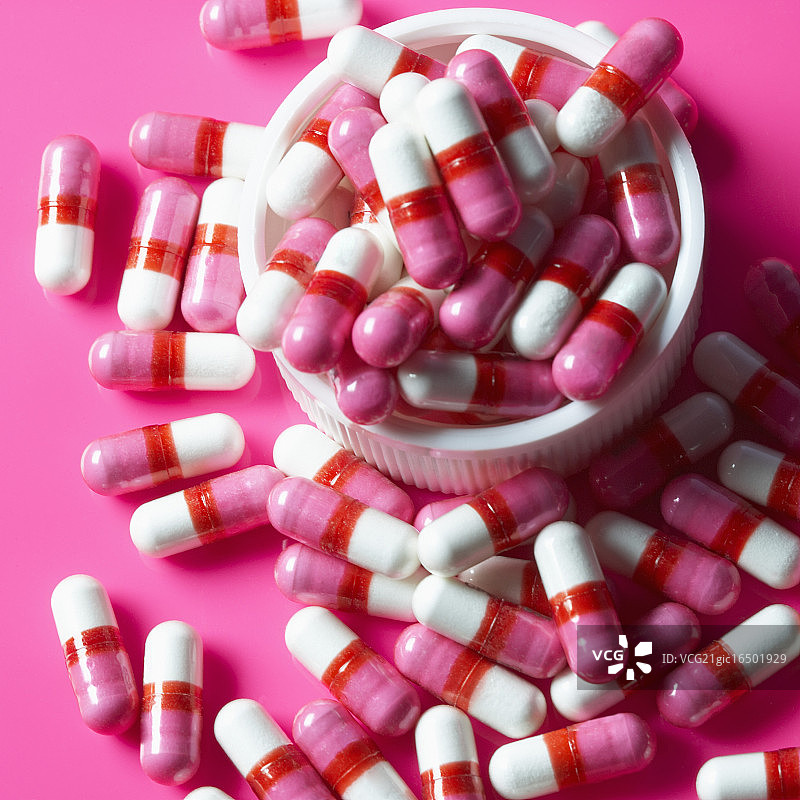 装满粉色药丸的拉姆金烤盅图片素材